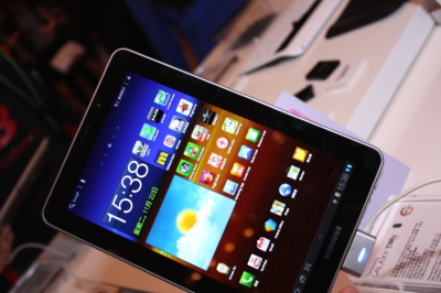 布会 推出全球首部采用Super AMOLED Plus 的