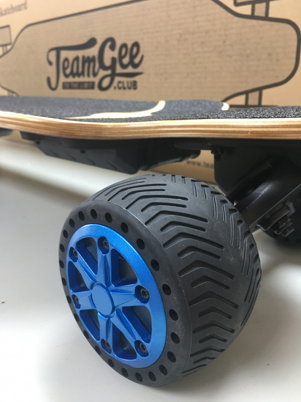 Team Gee electric skateboard E-skateboard Longboard max speed 40km/h max range 50km with remote control off road tires 1200W