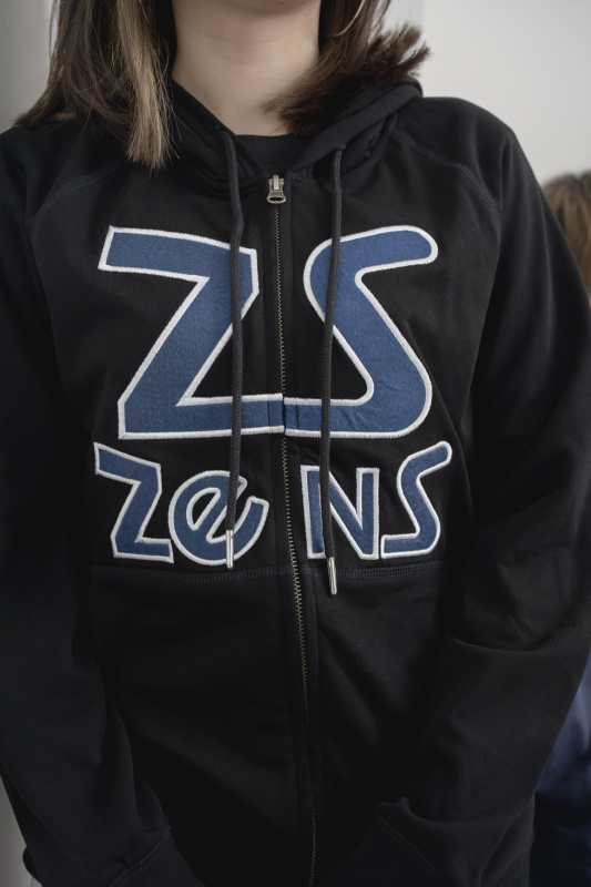 《自家製系列》ZH logo有帽刺繡外套