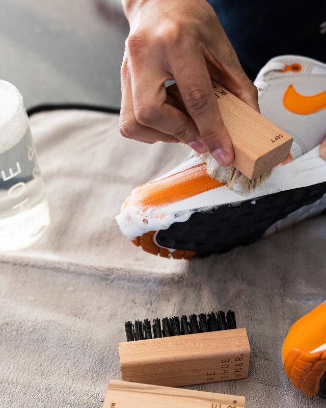 鞋類人手清潔服務 - 清潔一律採用Reshoevn8r 產品