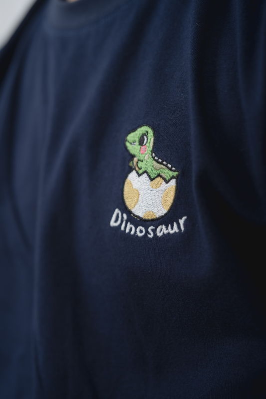 《自家製系列》Dinosaur恐龍蛋圓領刺繡Tee