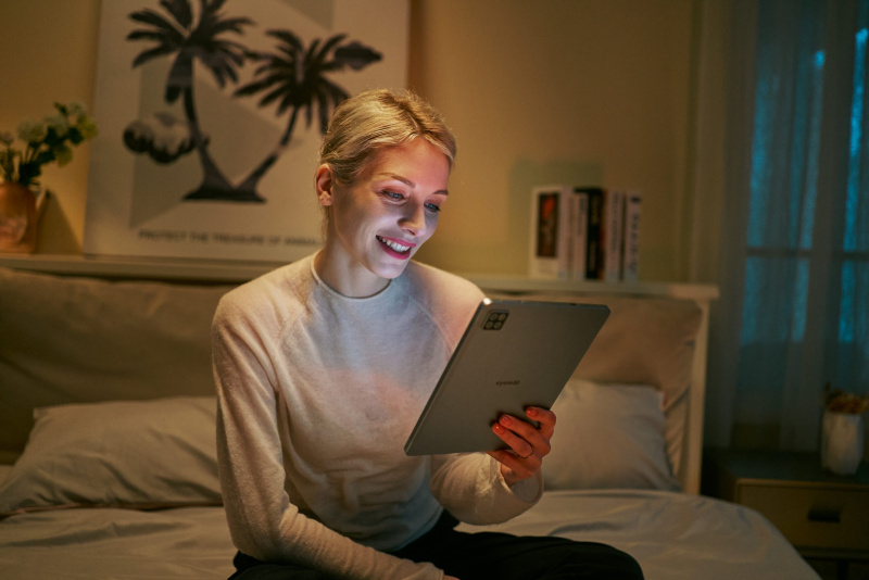 Eyemoo 首個全彩 AI 自動調光閱讀平板