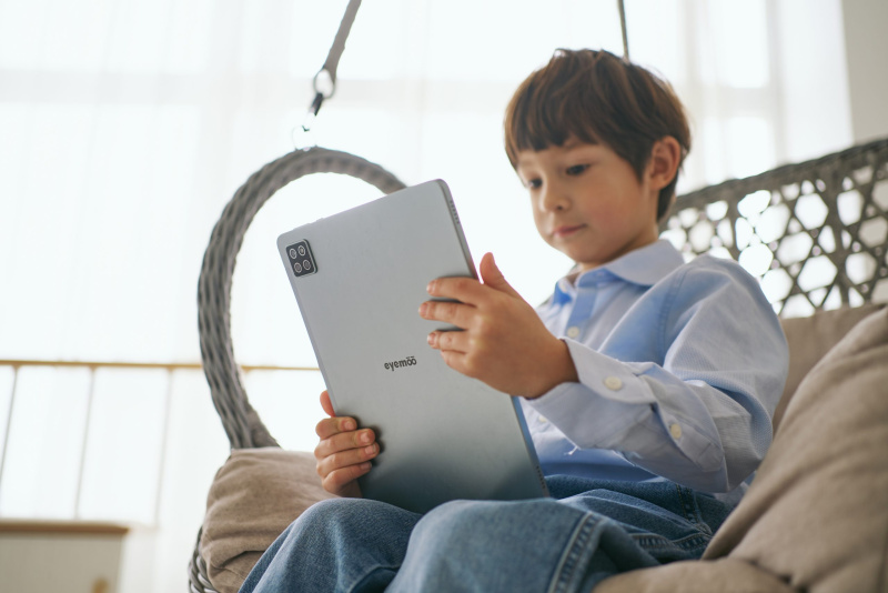 Eyemoo 首個全彩 AI 自動調光閱讀平板