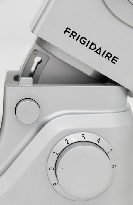 Frigidaire FD5128 8L 食物處理器 1200W 這款立式攪拌機配備強大的 1200W 電機 並具有機械 6 檔速度 脈衝控制 適用於所有類型揉捏和混合 大號不銹鋼碗足夠大 最多可為 10 人準備食物 香港原裝行貨