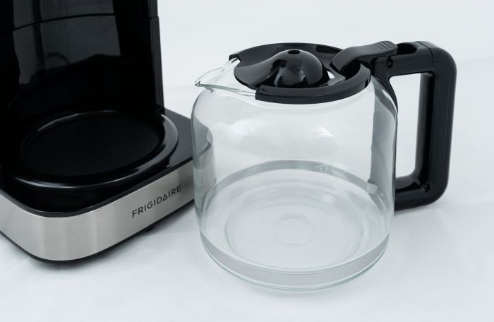 Frigidaire FD-CM1510 滴漏咖啡機 1.5L 這款咖啡機具有 24 小時沖泡程序 每天早上都會​​自動沖泡咖啡 沖煮濃度控制讓您可以選擇普通或更濃的咖啡口味 35分鐘保暖  咖啡濃度控制 不銹鋼外殼 過濾杯 出水口噴嘴 香港原裝行貨