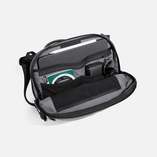 Day Sling 3 Max 斜挎包 黑色/灰色