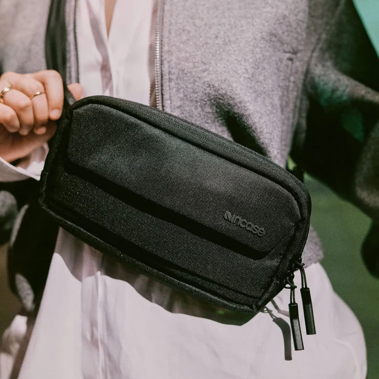 Incase Crosstown Sling - Black #INCO400800-BLK