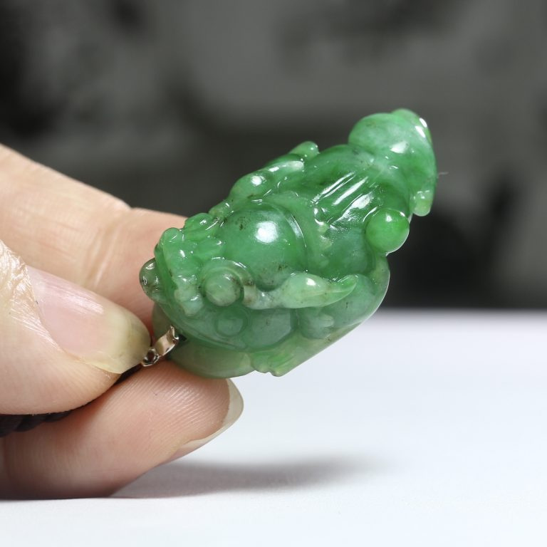 18K白金扣鑲翡翠三足蟾吊墜/附香港翡翠鑑定證書