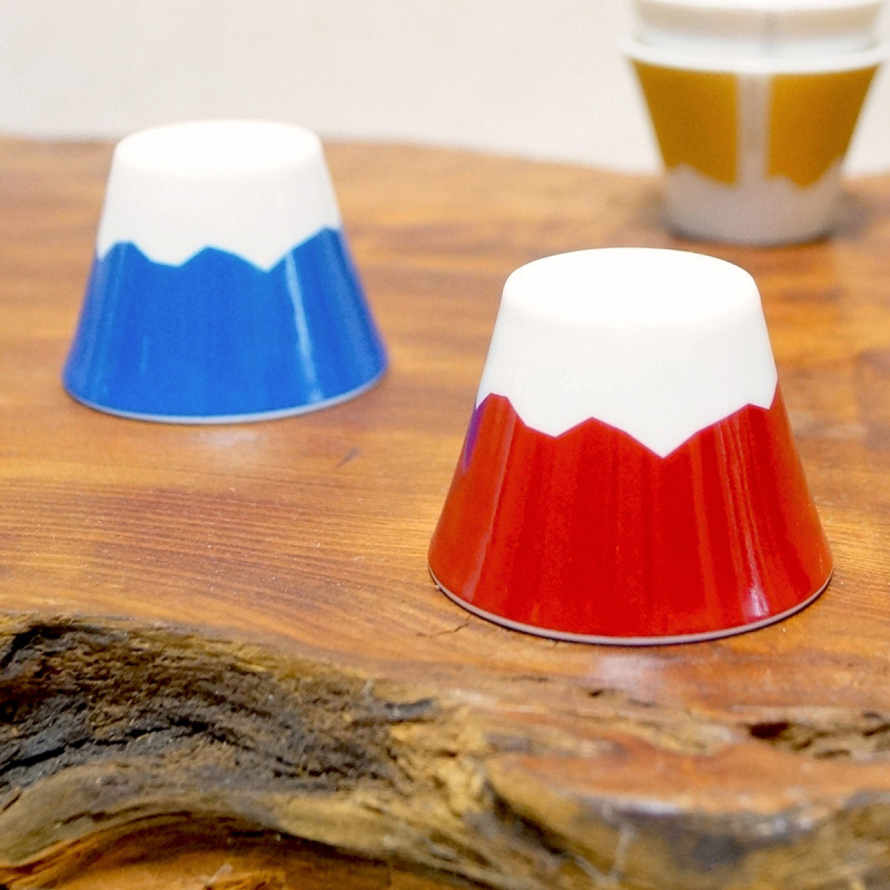 日本 富士山の歡呼 紅藍一對 富士山清酒瓷杯 連木禮盒【市集世界 - 日本市集】