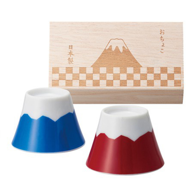 日本 富士山の歡呼 紅藍一對 富士山清酒瓷杯 連木禮盒【市集世界 - 日本市集】