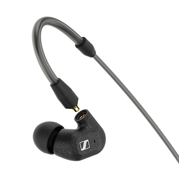 SENNHEISER IE 300 — 我們的7mm超寬廣音頻（XWB）換能器採用了大量創新的聲學技術，IE 300可隨時隨地為音頻愛好者提供完美的聽覺體驗。
