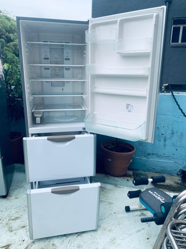 可信用卡付款))雪櫃 日立 珍珠白 R-S37 可自動制冰 九成新以上180CM高 包送貨安裝及30天保用***清倉大減價,最新款