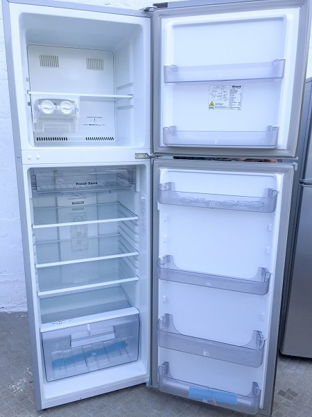 2門雪櫃(樂信)      95%新 100%正常    牌子: Rasonic  型號: RF-B256  體積: 56CM寬 X  58CM深 X   169CM高  慳電 夠凍 美觀 即買即用  底價出售: $1499 (原價: $3900)