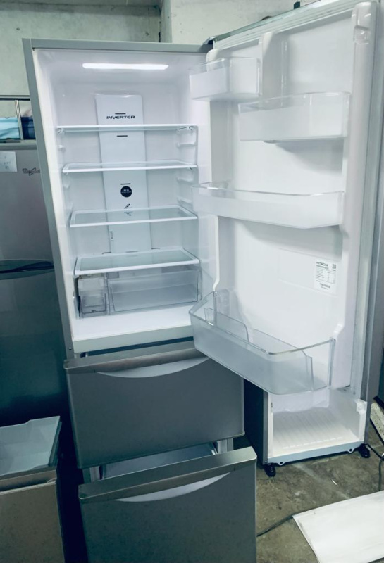 雪櫃 日立 R-S32EPH 三門 可自動制冰 九成新以上 174cm 高***包送貨安裝及30天保用 清倉大減價 最新款