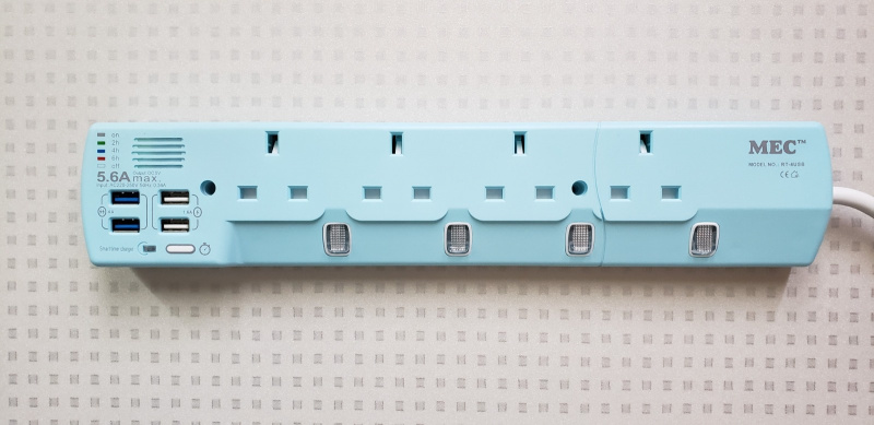 MEC 4位獨立開關拖板附帶4個USB (5.6A) RT-4 粉藍色 (422-413)