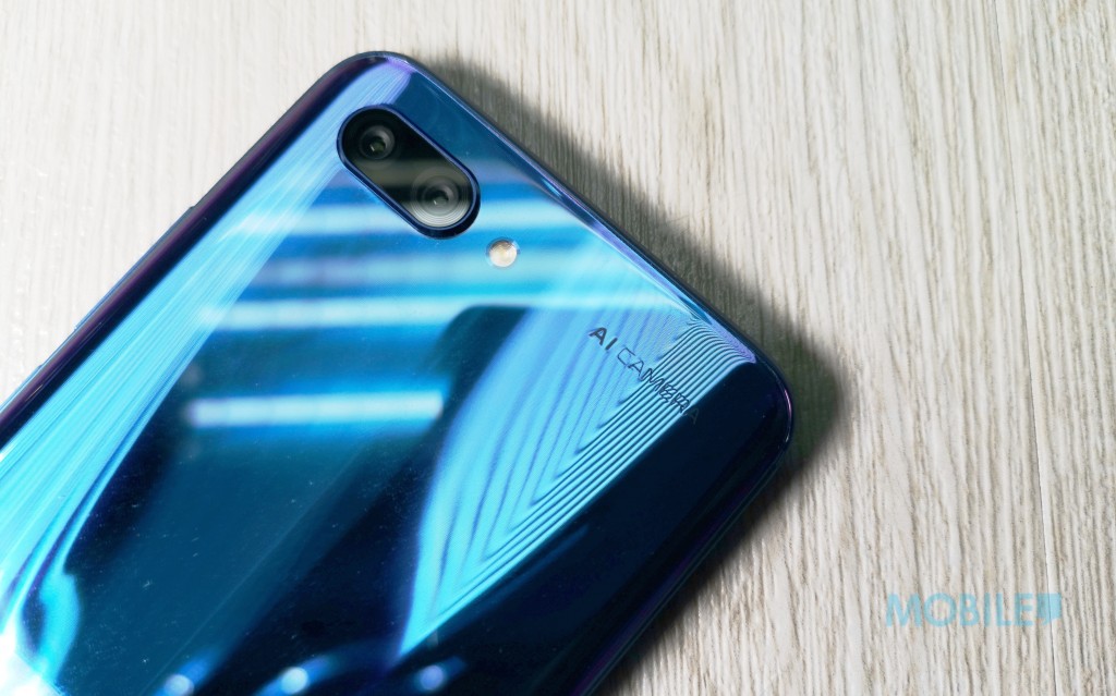 港版 Honor 10 上手:平玩 Kirin 970 处理器!