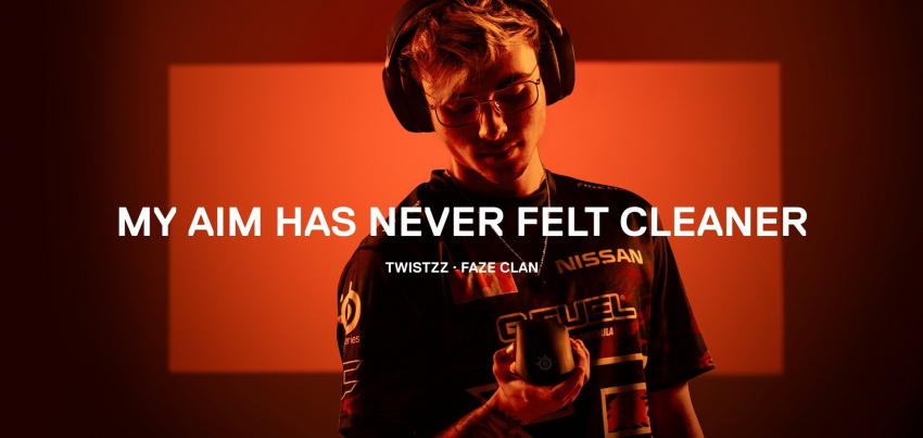 FaZe 玩家 Twistzz 站在橘色背景之前,手上拿著 Prime 滑鼠。圖片上的字樣為:「我的瞄準度從未如此精確過。」