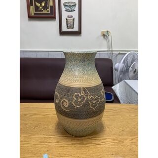 《二手》刻花陶瓷花瓶 限高雄面交 "Second-hand" carved ceramic vase limited to Kaohsiung