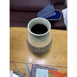 《二手》刻花陶瓷花瓶 限高雄面交 "Second-hand" carved ceramic vase limited to Kaohsiung