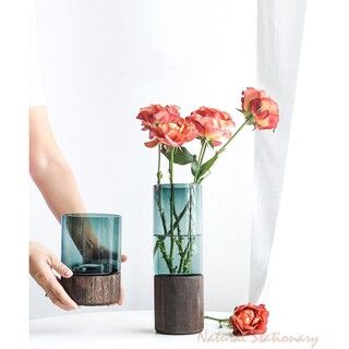 ⟪現貨⟫北歐輕奢 墨綠玻璃實木造型花瓶 實木底座插花器 居家質感擺件 ⟪Spot ⟫Nordic light luxury Dark green glass solid wood vase Solid wood base flower arrangement Home texture ornaments