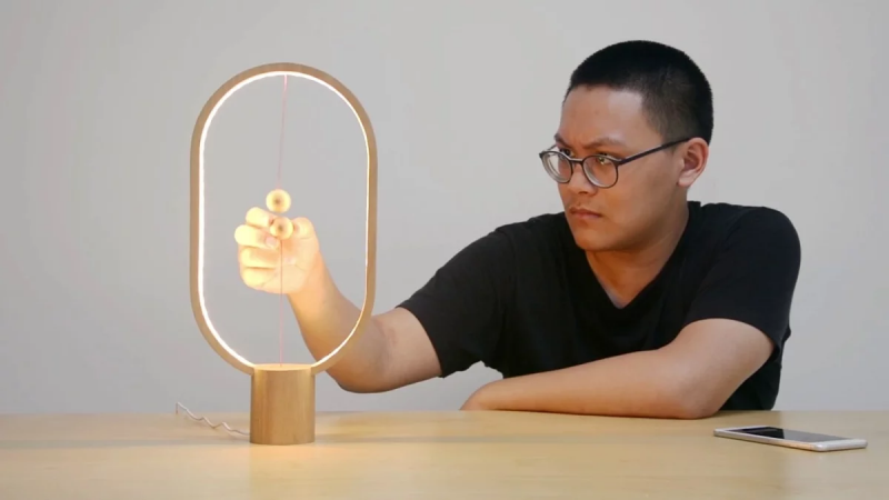 Heng Balance Lamp 平衡原木木球磁吸LED枱燈