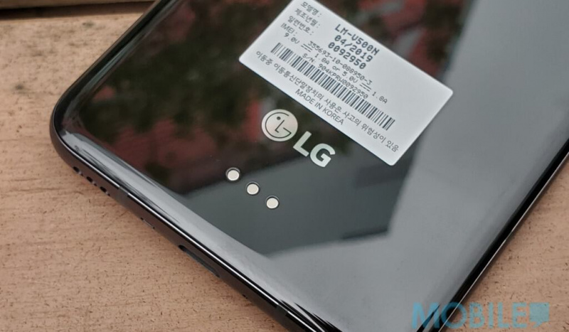 LG 首款 5G 手機！ V50 ThinQ (機背設有金屬接觸點，連接雙屏及其他模組之用)