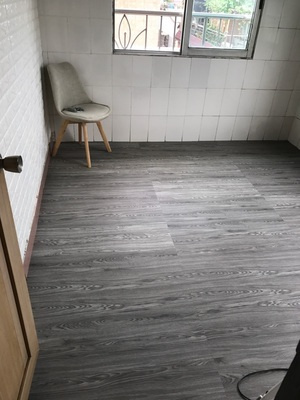 現貨灰色自粘橡木塑木膠地板革PVC地板6吋X36吋(1.5平方尺）灰色