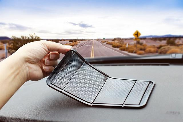 HOTCELLY 百變無痕可摺曡式車載防滑墊 - 你的車廂收納好幫手和實用的手機支架