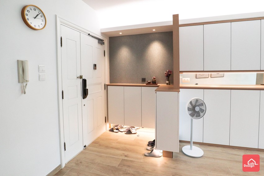 玄关的l形鞋柜包围着大门,分隔了玄关和客饭厅的区域,同时墙壁上的