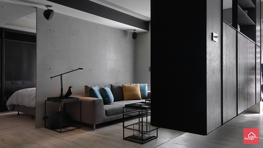 在灰黑色调之中,部分地板选用了浅木色,添上一份温暖的感觉.