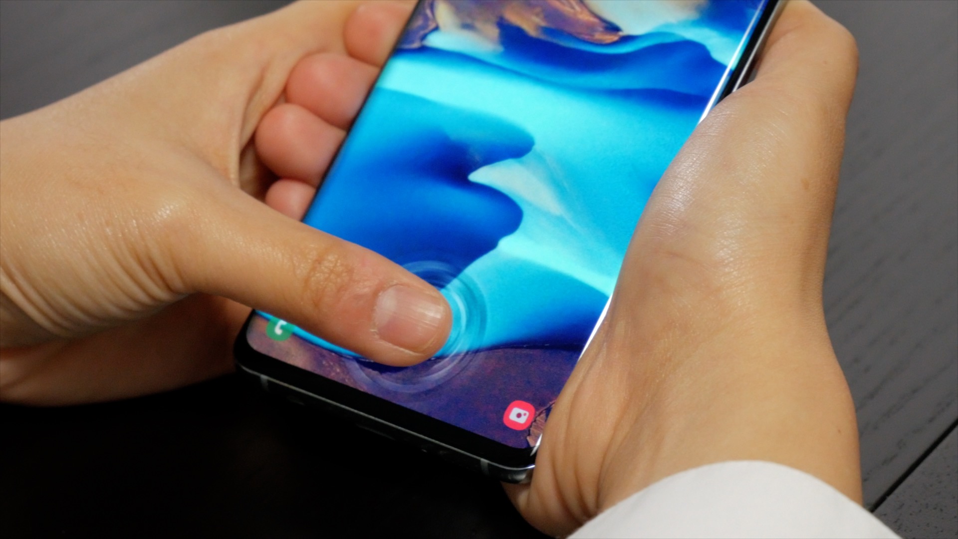 采用屏下指纹识别技术外,更进一步引入新扫描技术:超声波指纹识别器