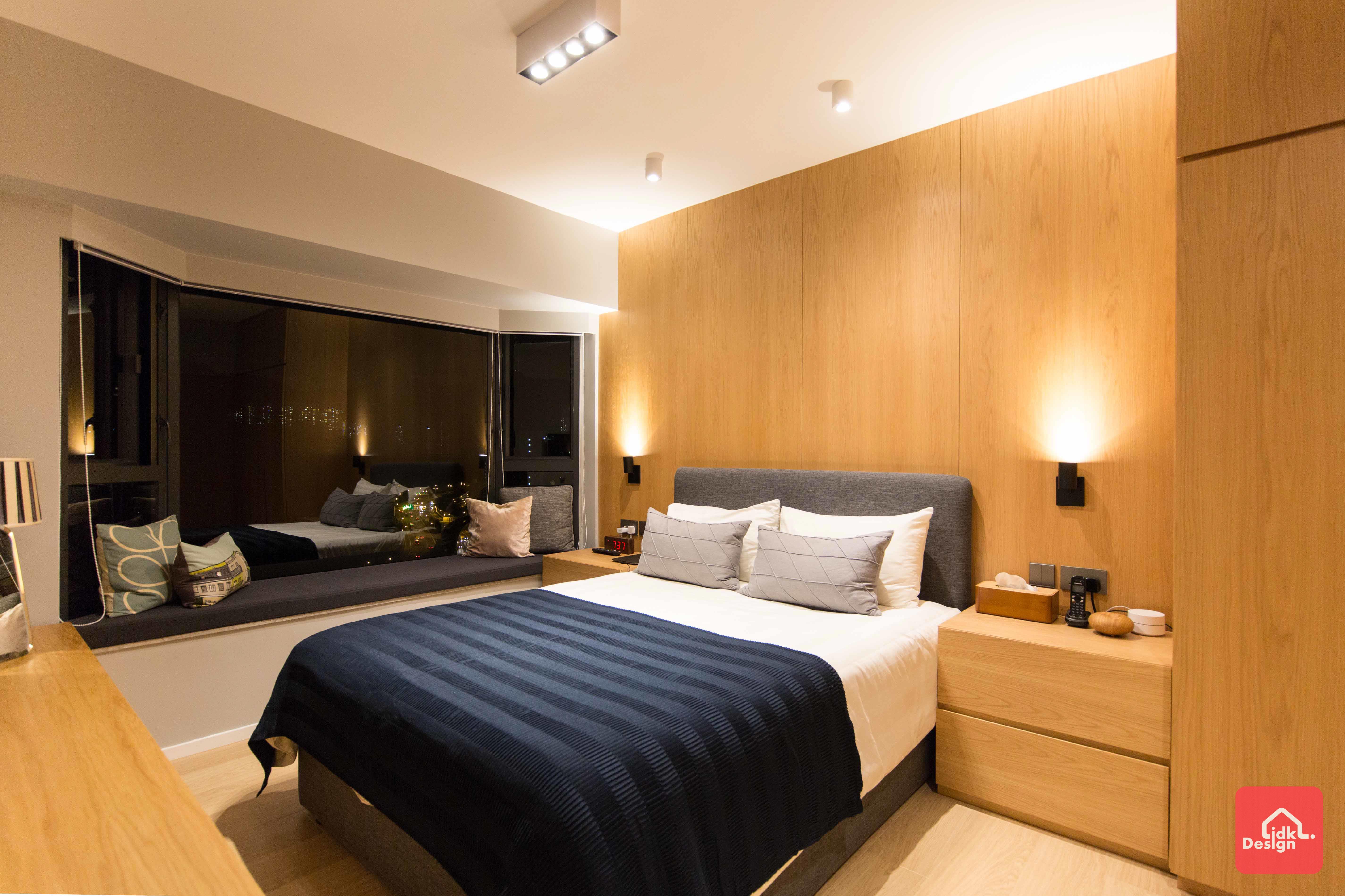 主人房同样以暖木色为主,睡床两边装有壁灯,感觉更柔和.