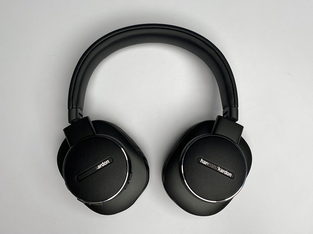 5mm耳机端子均集中在右边耳罩,方便用家单手操控,操作简易直接,而左边